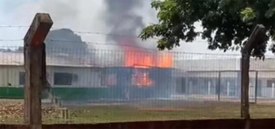 Incêndio atinge escola em MT; aluno passa mal com susto; Veja vídeo