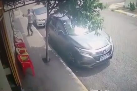 Ex-policial e filha de 16 anos são mortos a tiros em conveniência. Vídeo