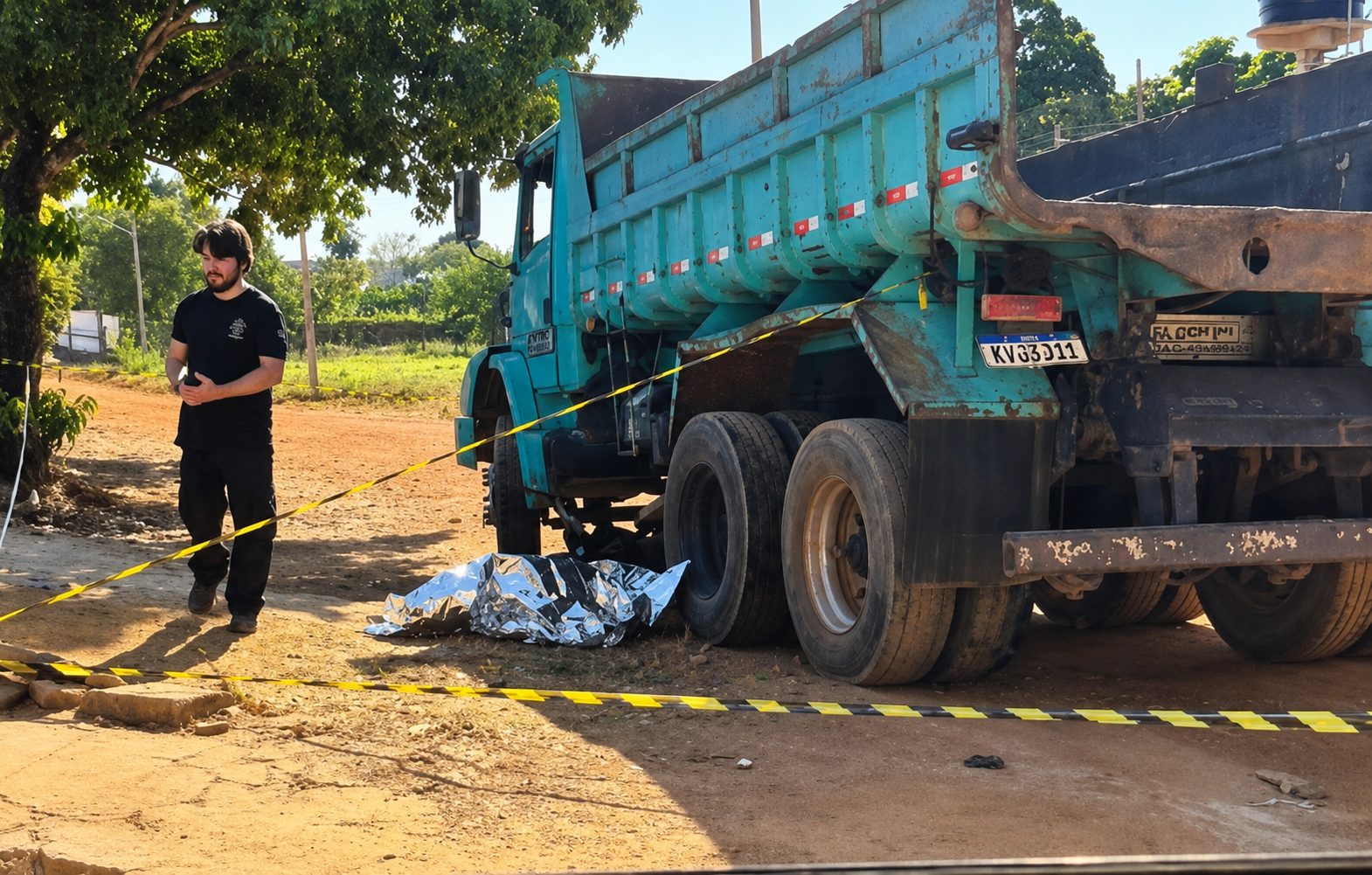 Adolescente de 17 anos morre após moto elétrica bater em caminhão-caçamba