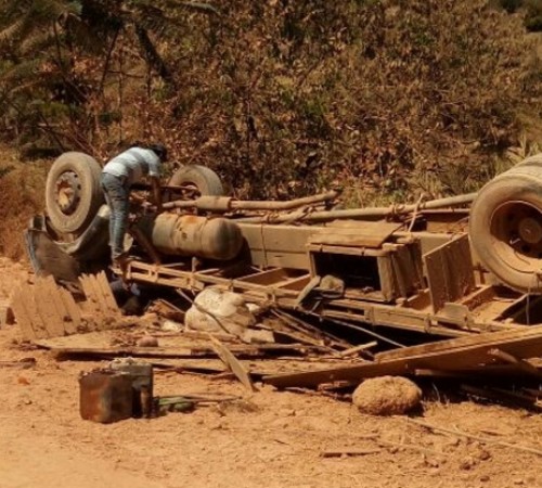 Motorista morre após caminhão tombar em região de serra em Mato Grosso