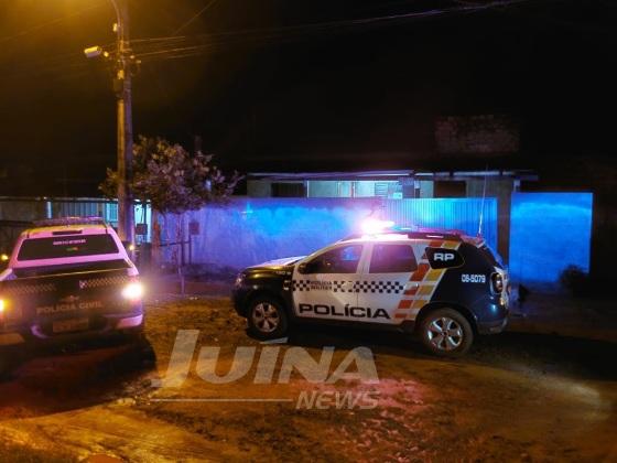 Homem é morto a tiros em frente a esposa e uma criança