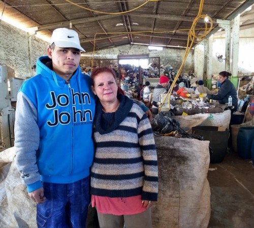Trabalho em cooperativa de recicláveis une mãe e filho depois de 21 anos