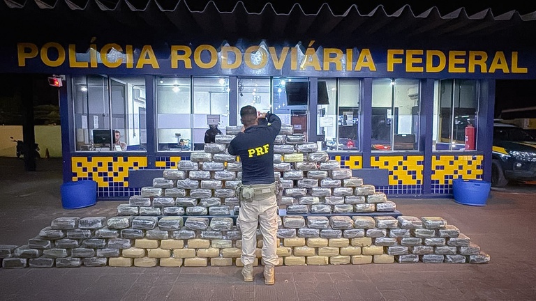 PRF apreende cerca de meia tonelada de skunk em fundo falso de caminhão