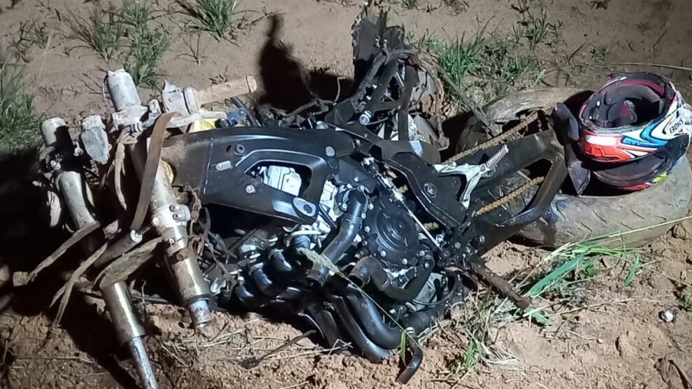 Homem morre em colisão entre carro e moto de alta cilindrada