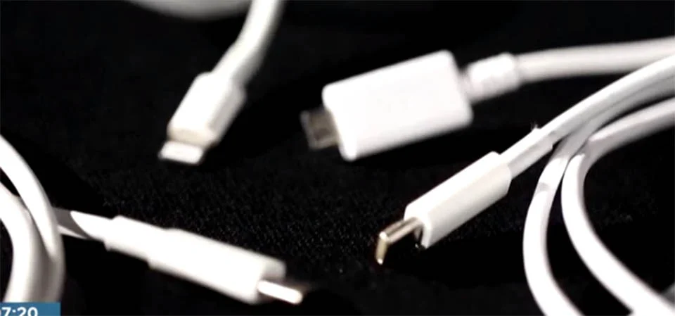 Mulher leva choque após sair do banho e usar carregador de celular pirata