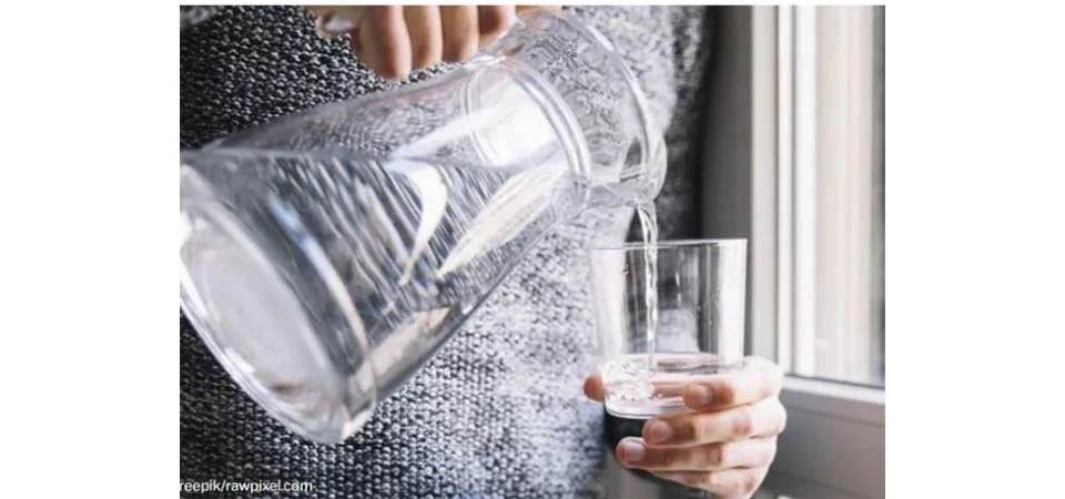 Nem dois litros, nem oito copos: quanto de água beber por dia, segundo a ciência