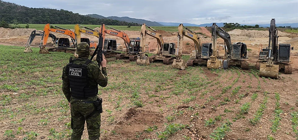 Polícia Civil apreende 9 escavadeiras usadas em garimpo ilegal em propriedade rural