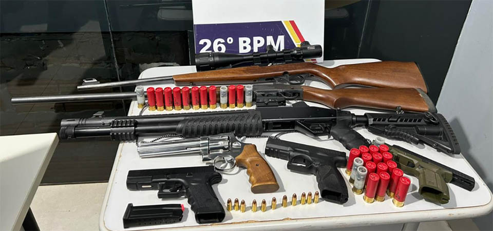 Gestante de 3 meses é agredida pelo marido e polícia apreende arsenal de armas