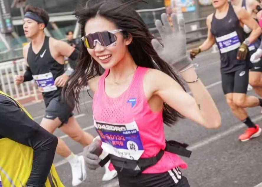 Influencer de corrida morre pouco antes da linha de chegada em prova de rua de 21 km