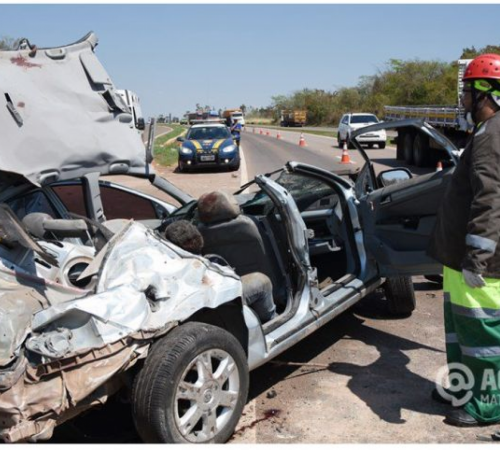 Duas pessoas morrem após Vectra em alta velocidade bater em barranco e capotar na BR-163
