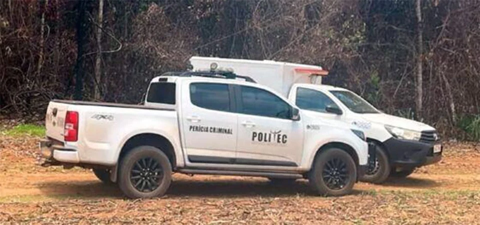 Trabalhador cai de escada sobre arado de metal e m0rre em fazenda