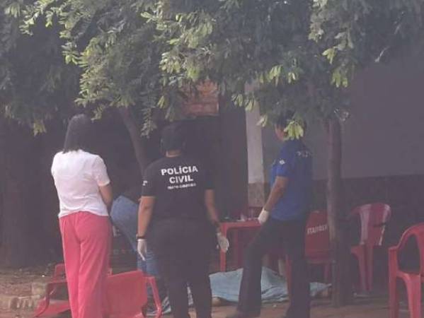 Homem é morto a tiros dentro de bar