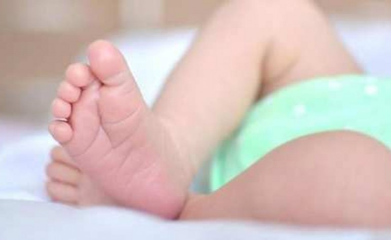 Bebê de 5 meses se engasga com leite e morre