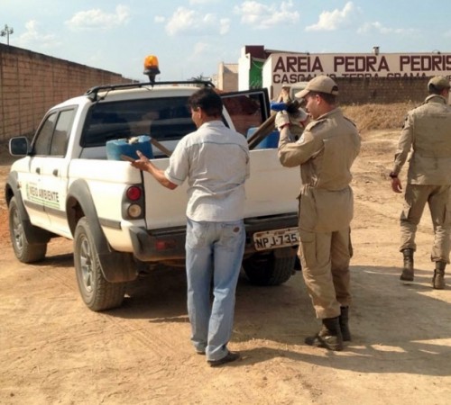Incêndio atinge área de mato seco e assusta moradores de bairro em Sinop