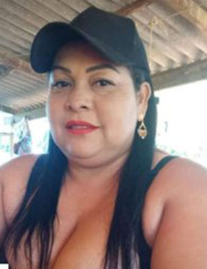 Mulher morre ao levar choque de celular que estava carregando
