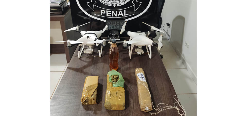 Policiais penais interceptam drones com drogas e bebida que seriam arremessados em penitenciária