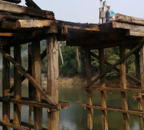 Alta Floresta: Tráfego de veículos é suspenso na MT-208 após moradores atearem fogo em ponte