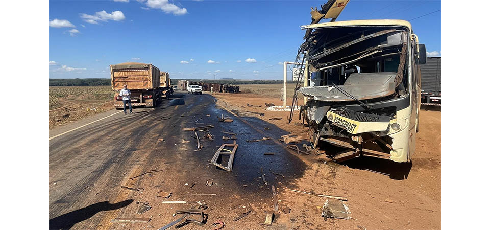Motorista tomba carreta e evita tragédia com ônibus escolar na MT-235