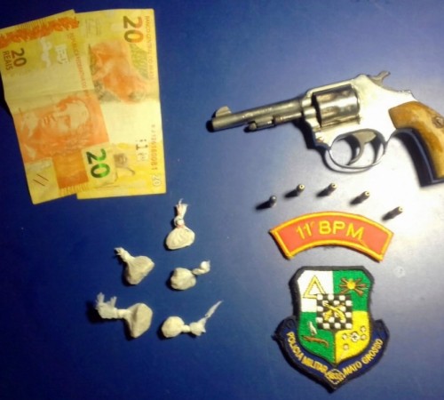 Revólver e cinco porções de droga são apreendidos com homem em Sinop