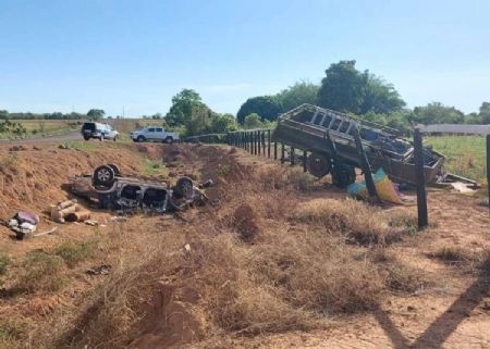 Caminhonete com trabalhadores capota e motorista morre