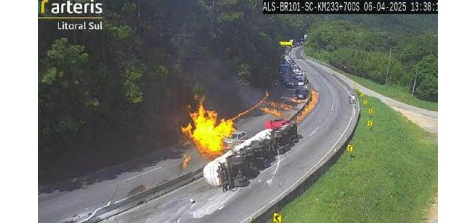 Caminhão com combustível explode na BR-101 e incendeia 25 veículos; vídeos