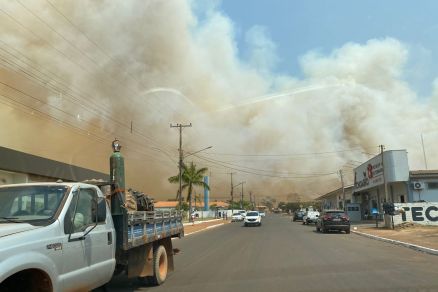 Incêndio cobre o céu de fumaça e assusta moradores