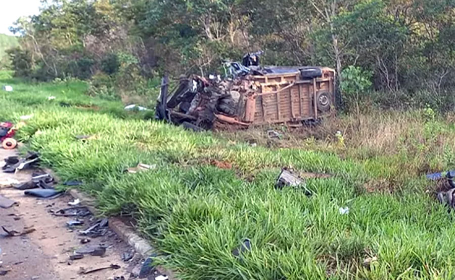 Polícia Civil confirma 13 mortes em violenta colisão entre caminhonete e van