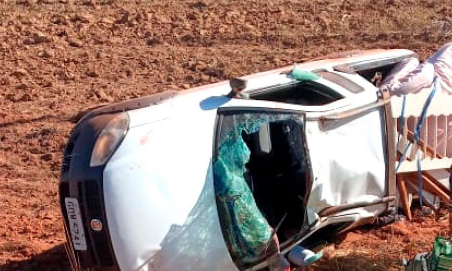 Carro capota na MT-220 e mulher morre