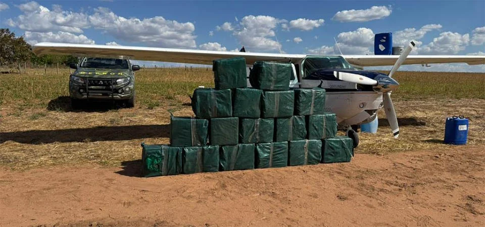 Forças de segurança apreendem avião com 1 tonelada de cocaína