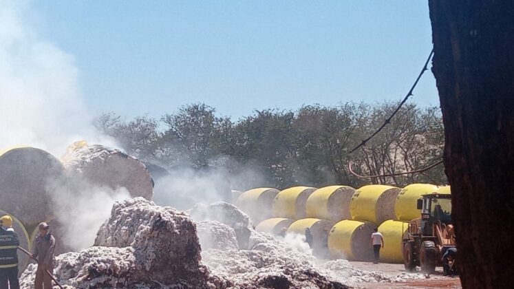 Lucas: Bombeiros combatem incêndio em algodoeira