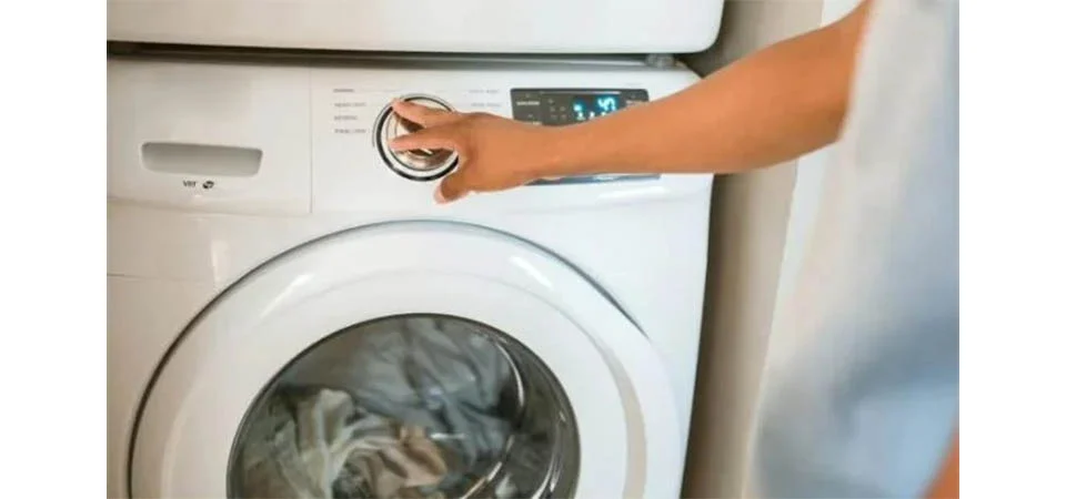 O melhor horário para lavar roupa e pagar menos na conta de energia