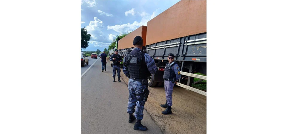 Ação integrada da PM e PRF apreende carga irregular de pneus, caminhões e prende homens por contrabando