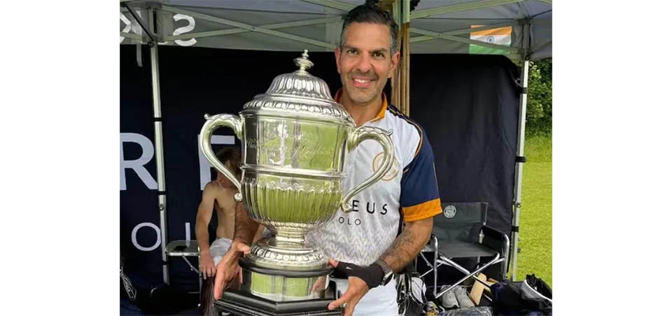 Bilionário e companheiro de polo do príncipe William morre após engolir uma abelha