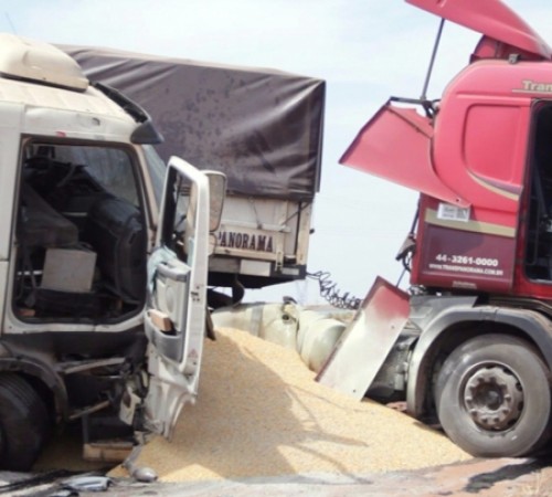 Duas mulheres ficam feridas em colisão entre carretas na BR-163 em Nova Mutum