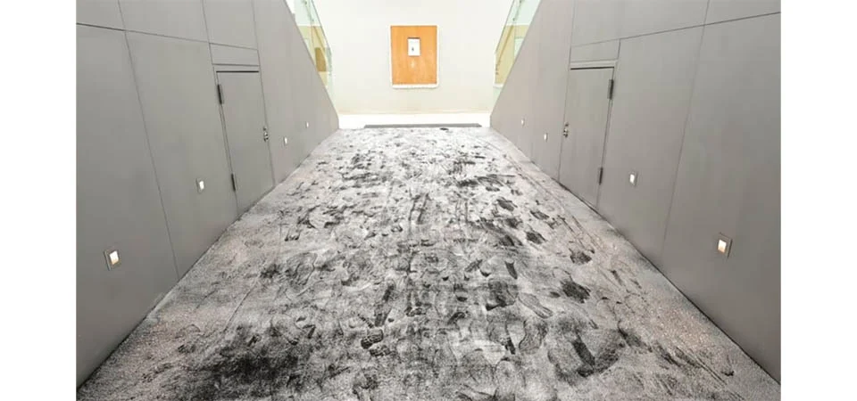 Voluntário destrói obra de arte ao tentar ‘limpar’ espelho com papel higiênico em museu