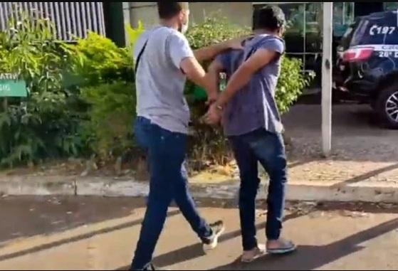 Homem é preso após espancar e matar a tia com 11 facadas