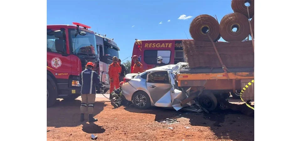 Grave acidente entre carro e carreta deixa um morto e um ferido na MT-225