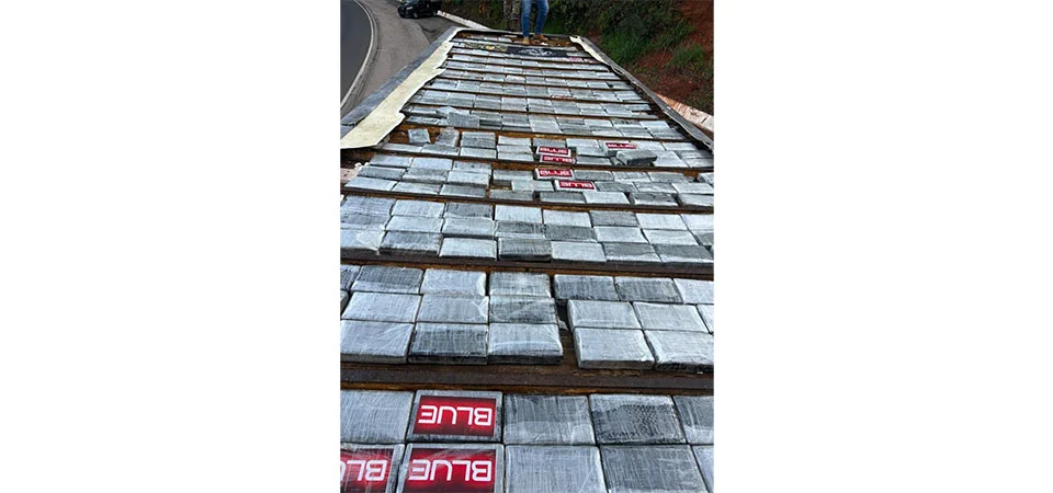 Gefron, Bope e Polícia Federal apreendem 420 quilos de cocaína em caminhão frigorífico