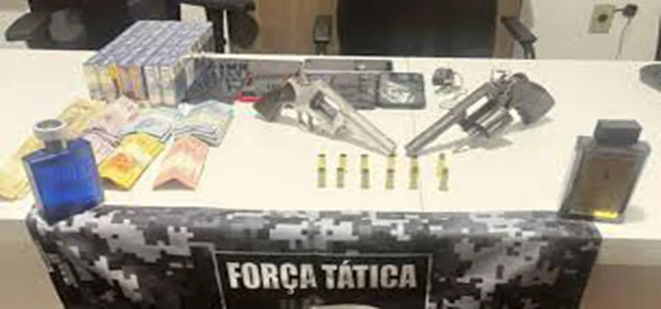 Criminosos rendem família, roubam carros e dois morrem em confronto com a PM