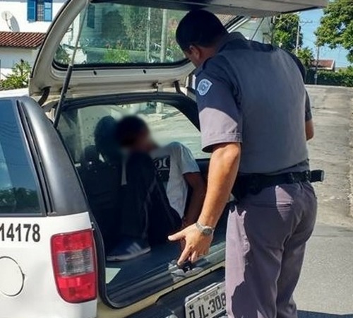 Filho flagra estupro da própria mãe, reage e quebra o braço do suspeito