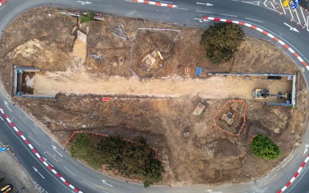 Polícia desvenda mistério de corpos enterrados no meio de uma rua no Reino Unido