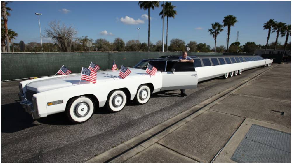 Carro mais comprido do mundo, com piscina, golfe e heliponto, passa por reforma incrível