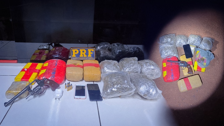 PRF apreende drogas e arma de fogo durante fiscalização a ônibus na BR-174