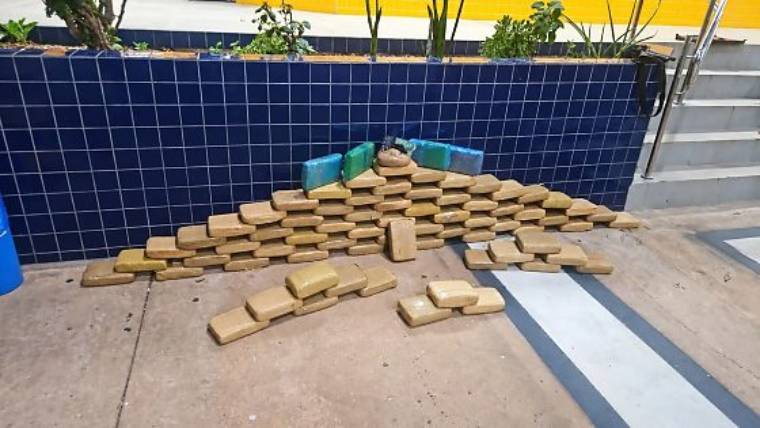 Motorista apresenta documento falso e PRF encontra quase 80 kg de drogas