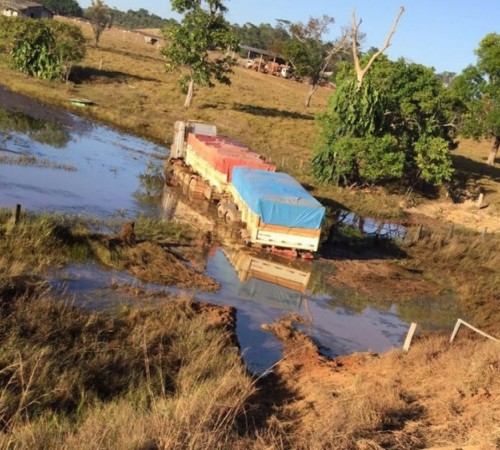 Carreta sai da pista e cai em represa após colisão com caminhonete em Juína