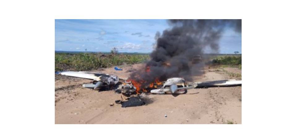 Avião cai e pega fogo em estrada de MT; polícia não acha ocupantes