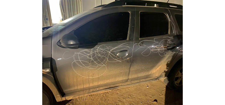 Mulher depreda carro do ex-marido e quebra salão da atual