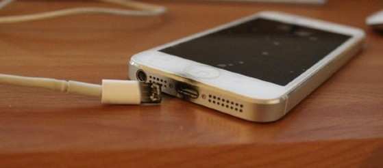 Menina de 2 anos morre após levar choque em carregador de celular